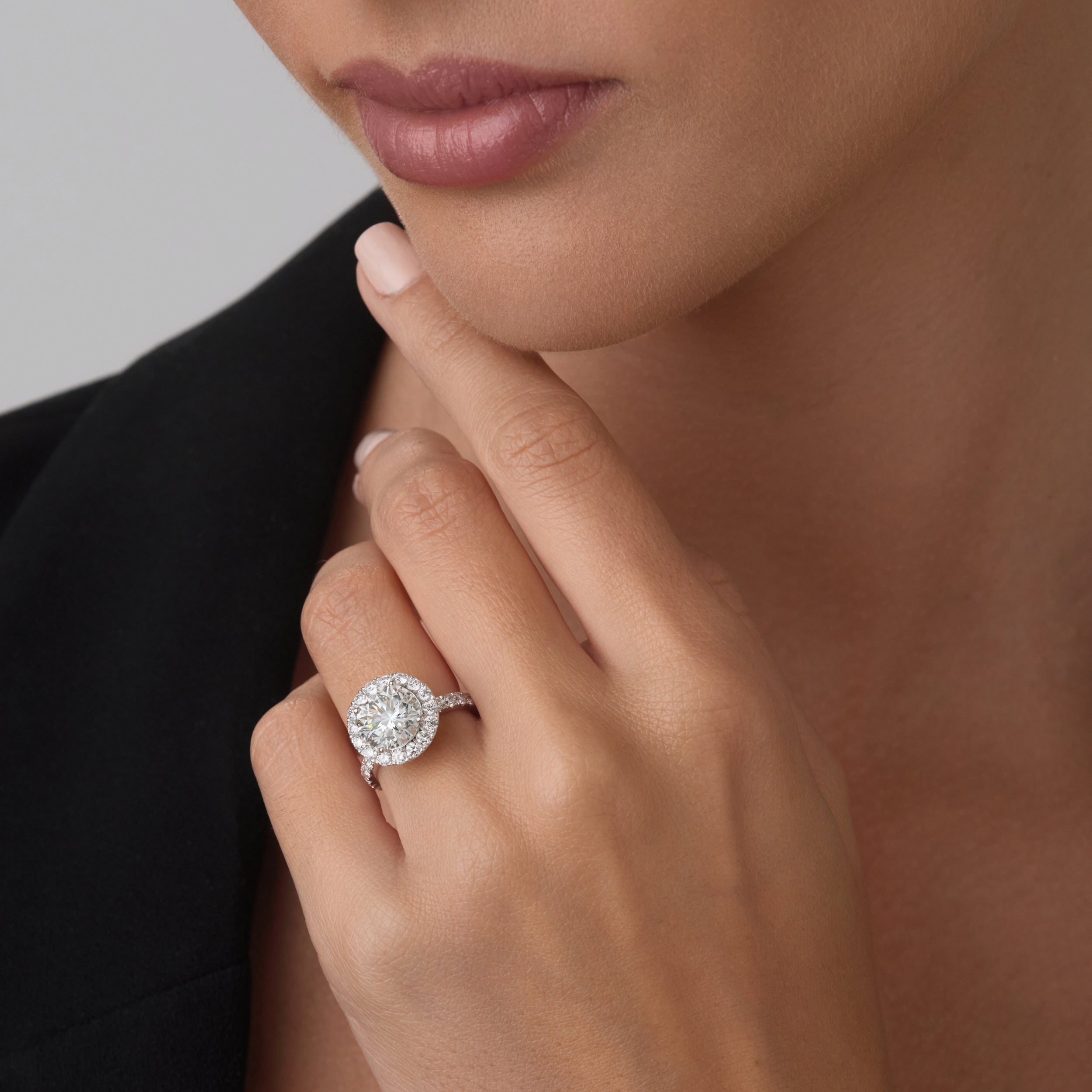 Model portant une bague solitaire en diamant