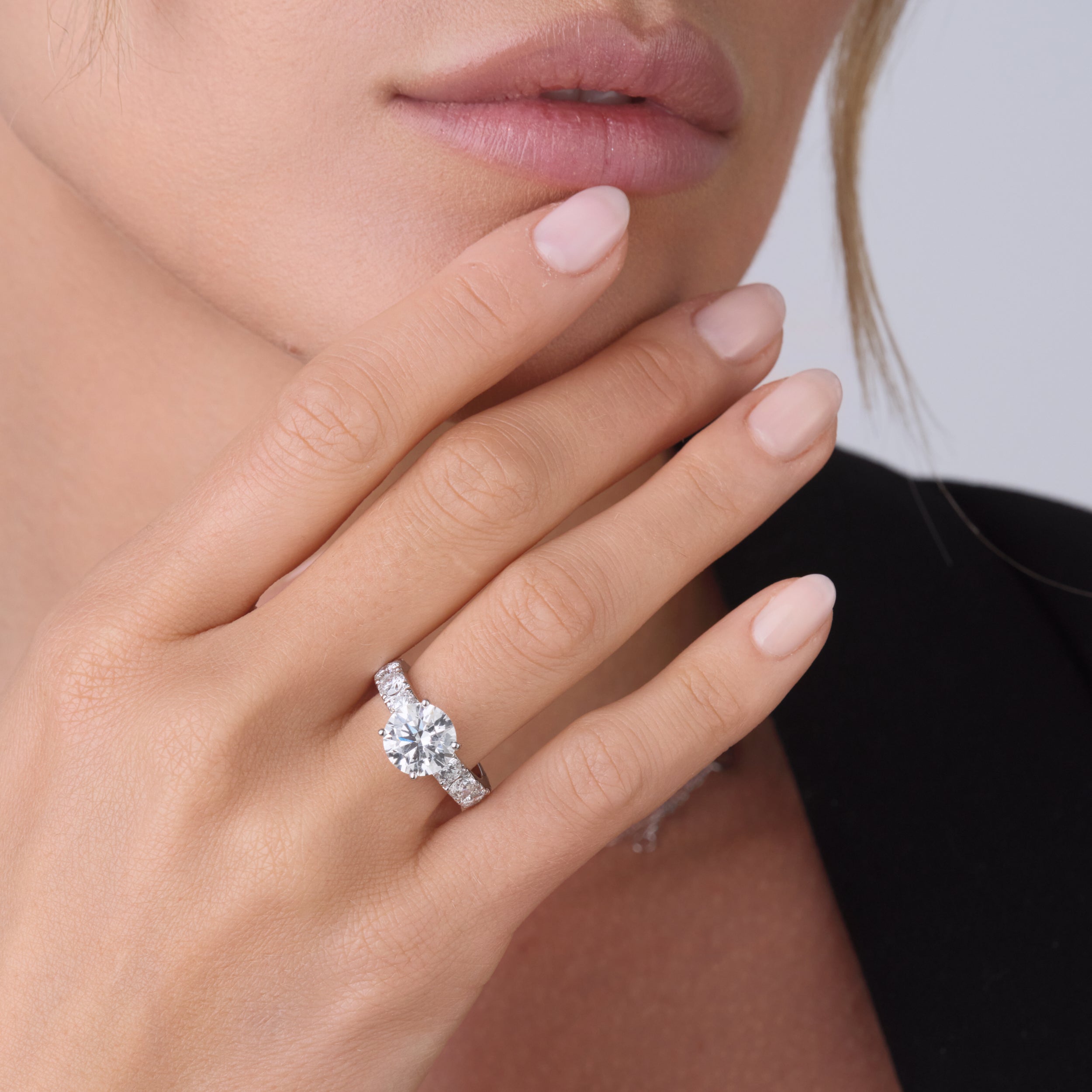 Model avec une bague solitaire